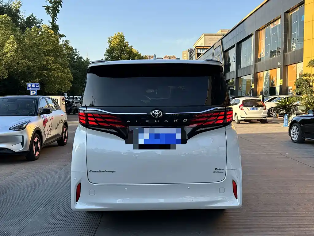 Toyota Alphard — фото 6