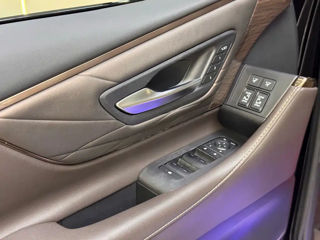 Toyota Alphard — фото 15