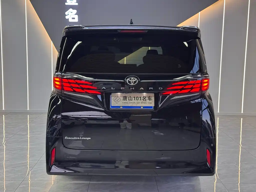 Toyota Alphard — фото 9