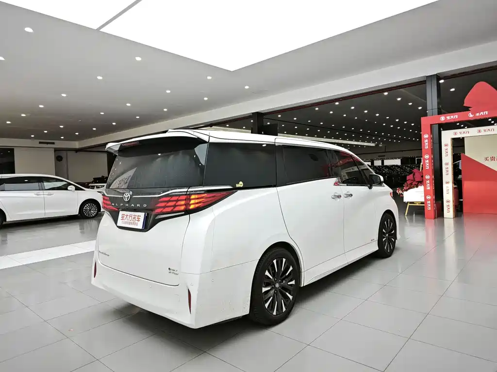 Toyota Alphard — фото 2