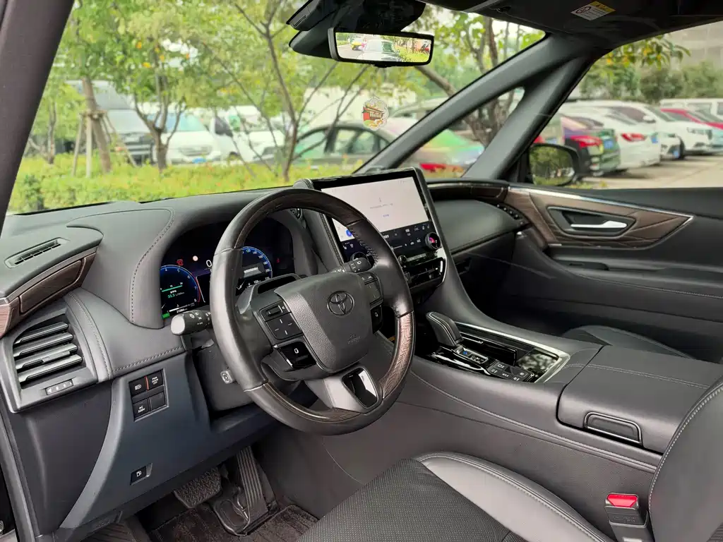 Toyota Alphard — фото 4