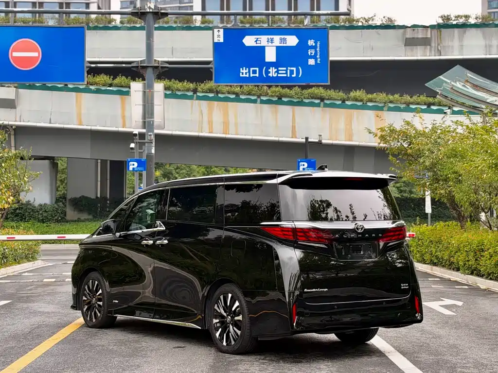 Toyota Alphard — фото 9