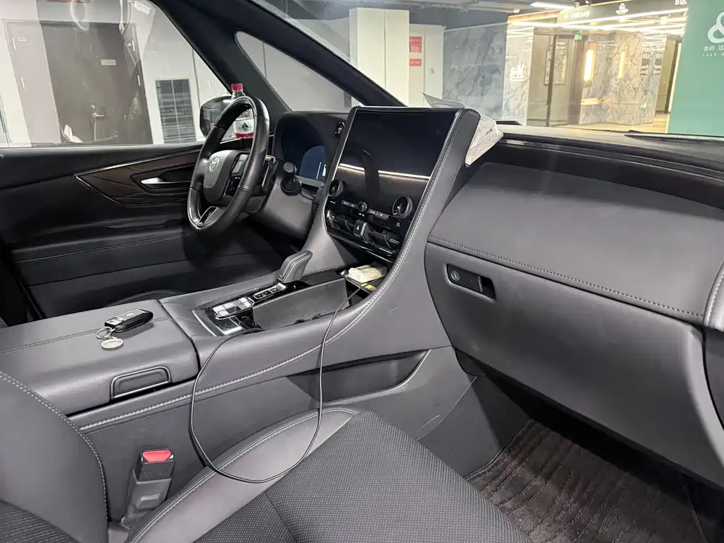 Toyota Alphard — фото 5
