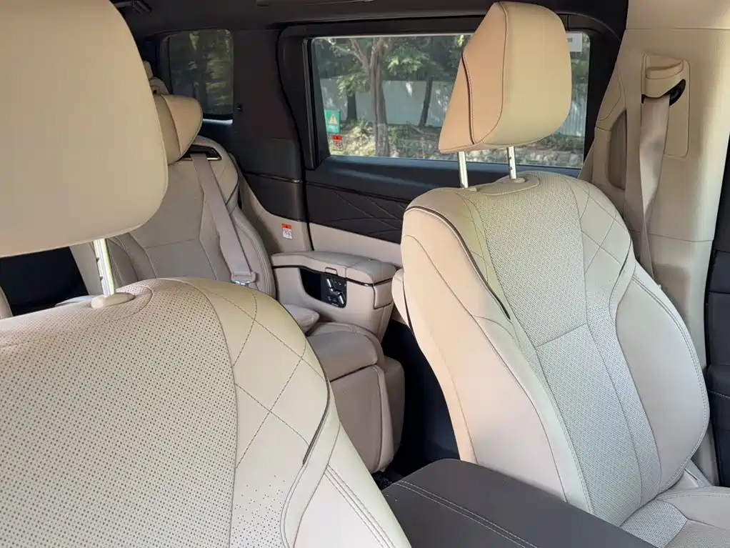 Toyota Alphard — фото 2