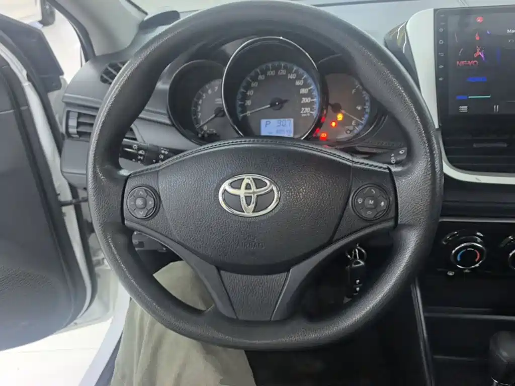 Toyota Yaris L — фото 11