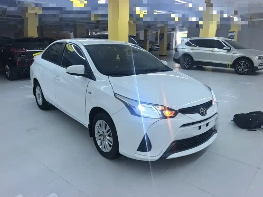 Toyota Yaris L — фото 4