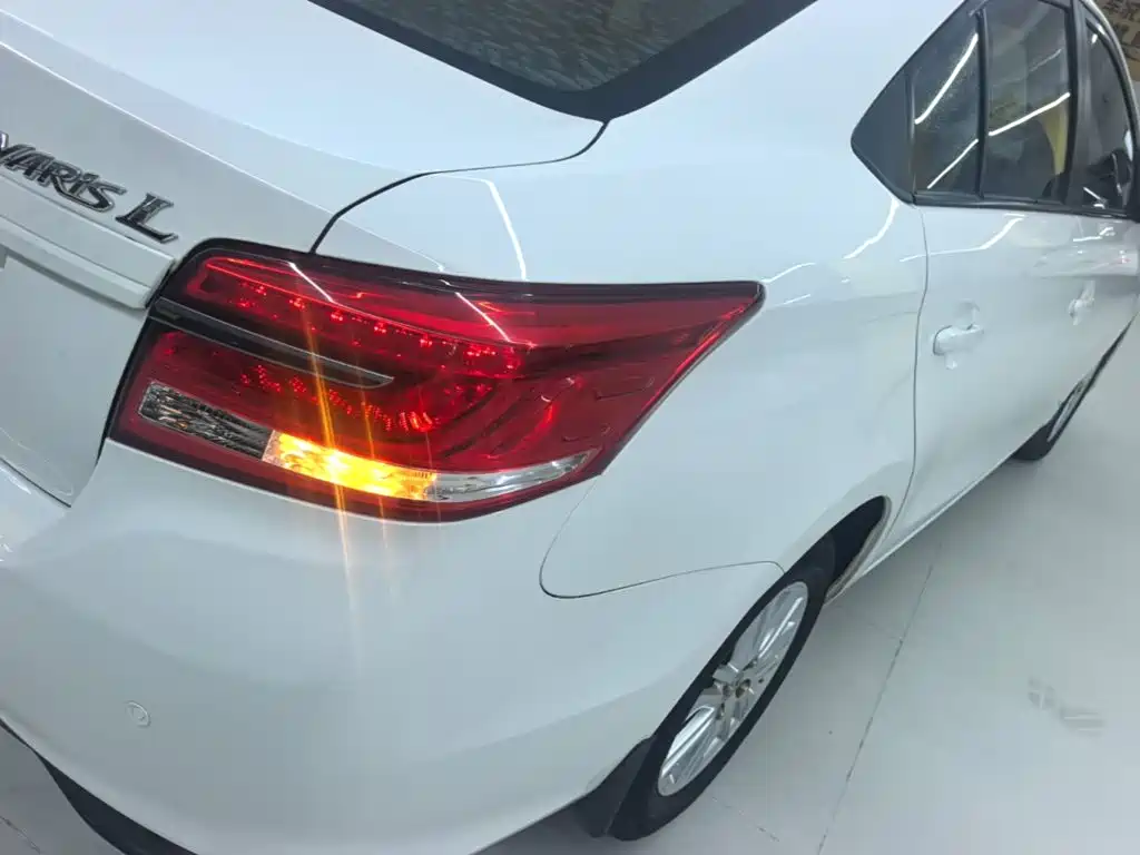Toyota Yaris L — фото 8