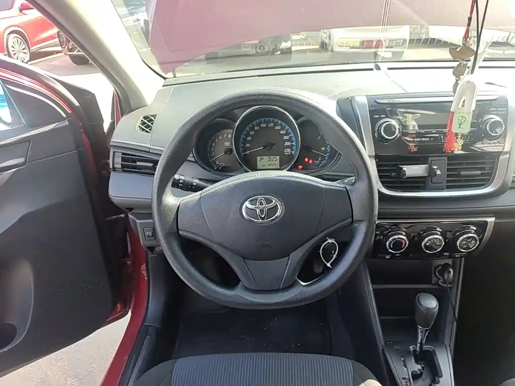 Toyota Yaris L — фото 11
