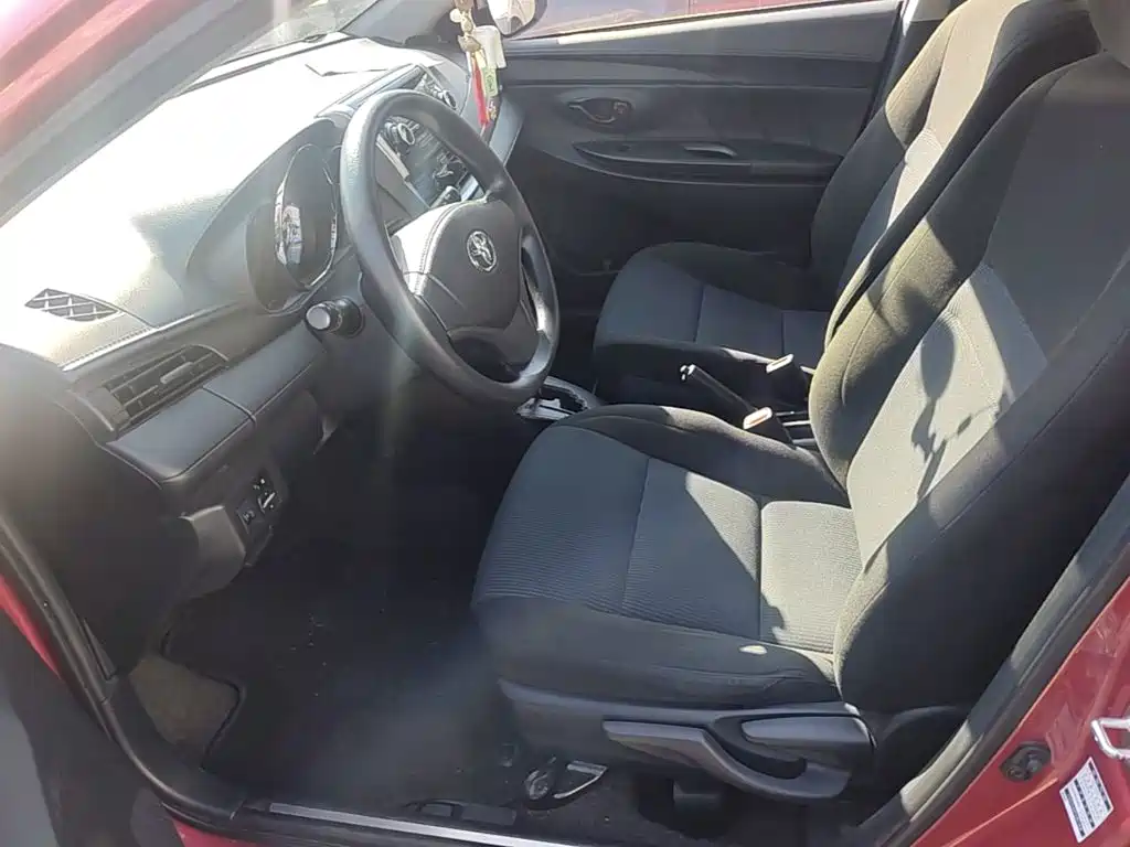 Toyota Yaris L — фото 15