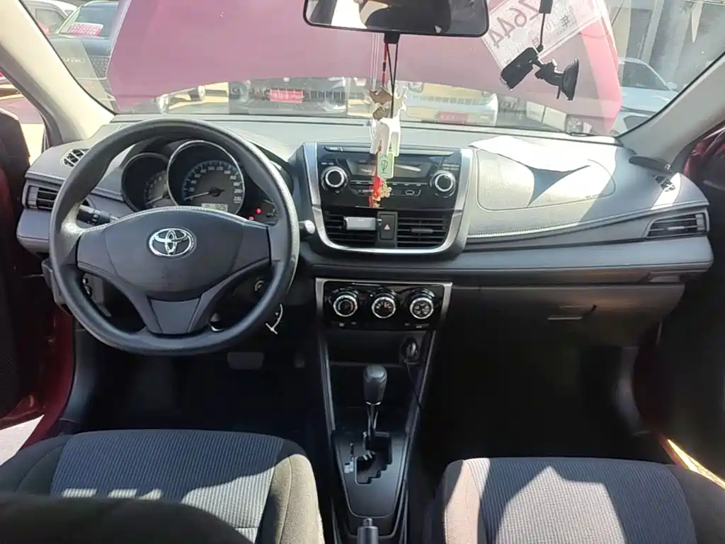 Toyota Yaris L — фото 10