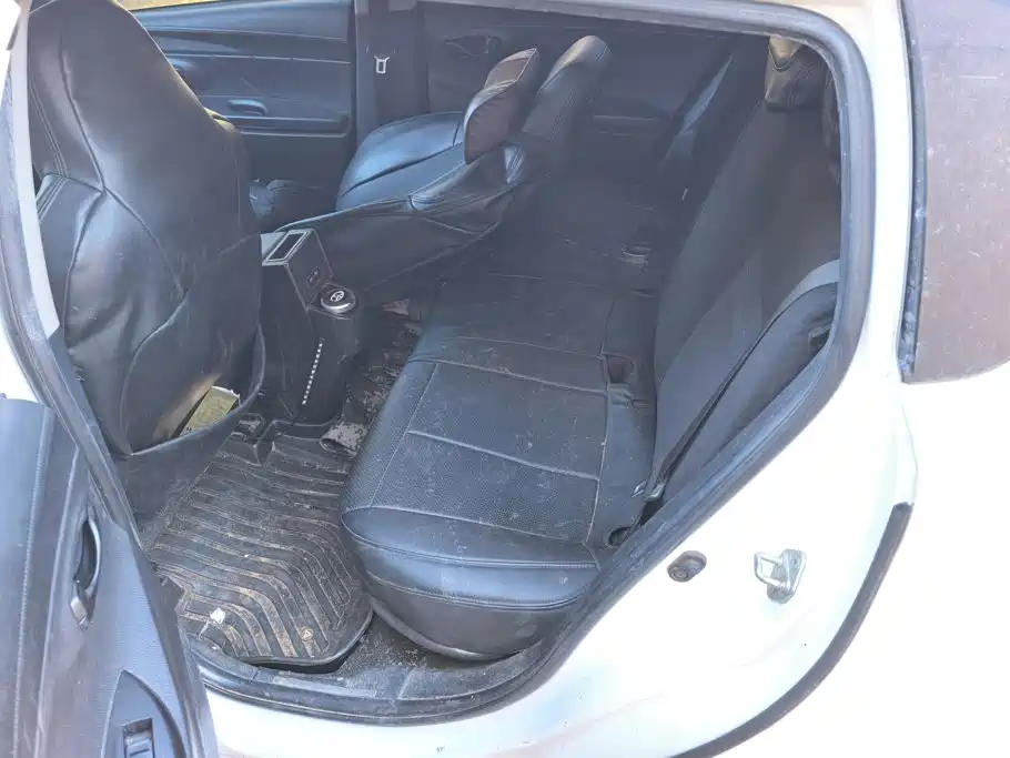 Toyota Yaris L — фото 11