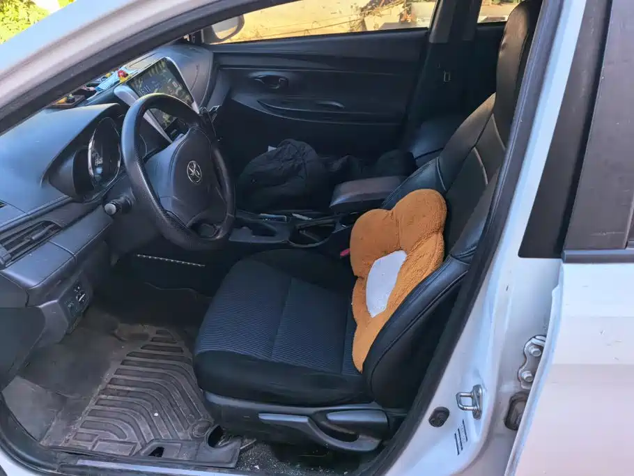 Toyota Yaris L — фото 9