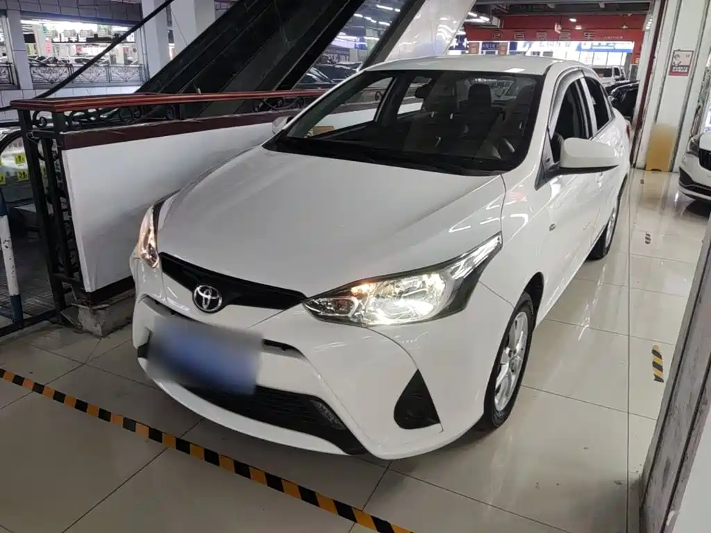Toyota Yaris L — фото 2