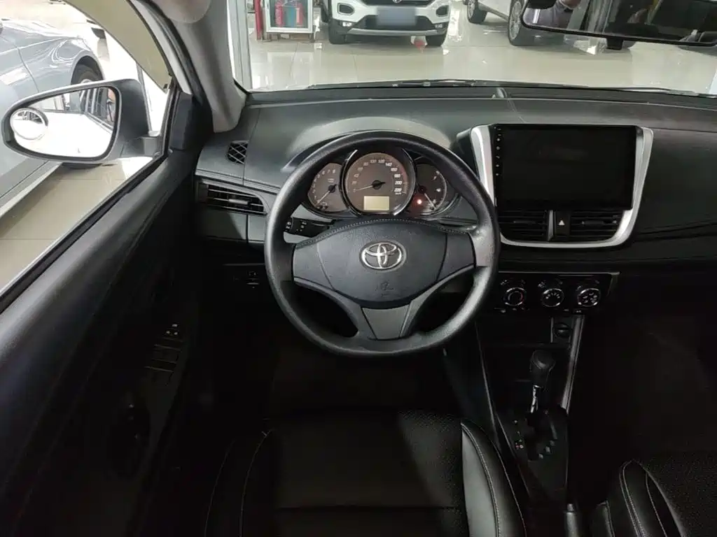 Toyota Yaris L — фото 11