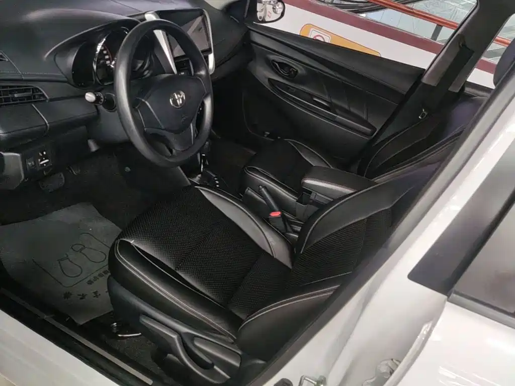 Toyota Yaris L — фото 15