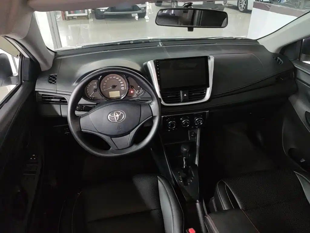 Toyota Yaris L — фото 10