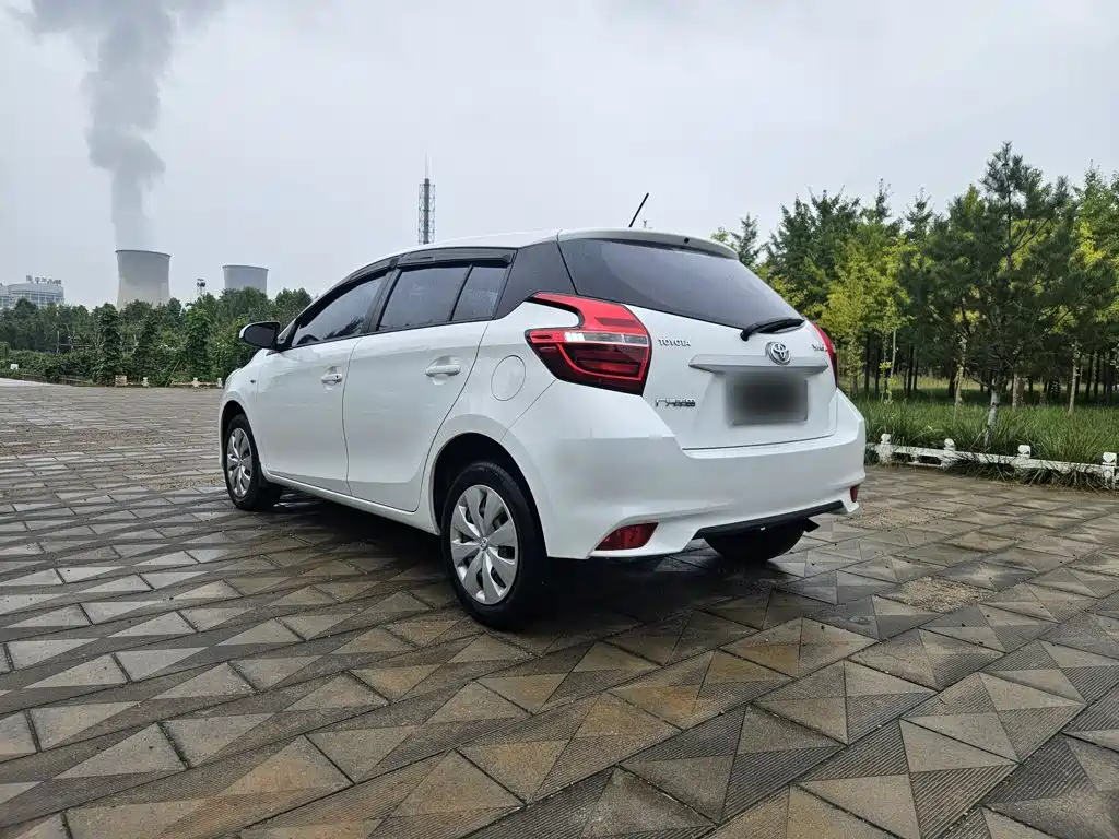 Toyota Yaris L — фото 5
