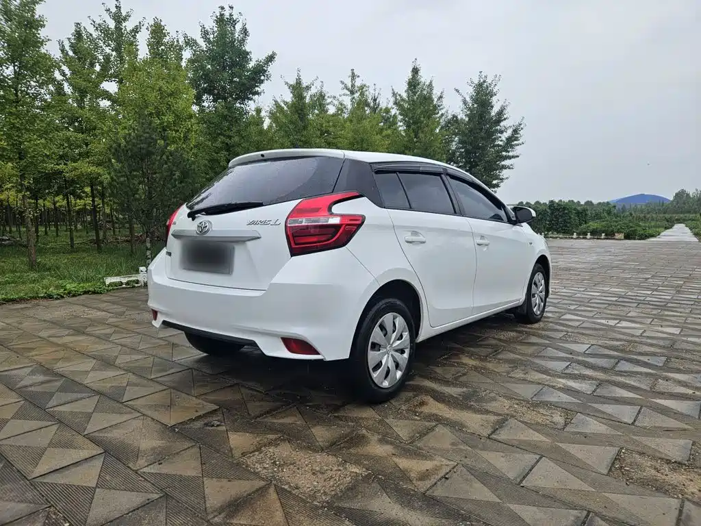 Toyota Yaris L — фото 7