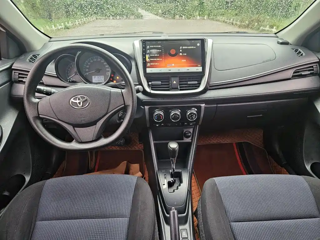 Toyota Yaris L — фото 8
