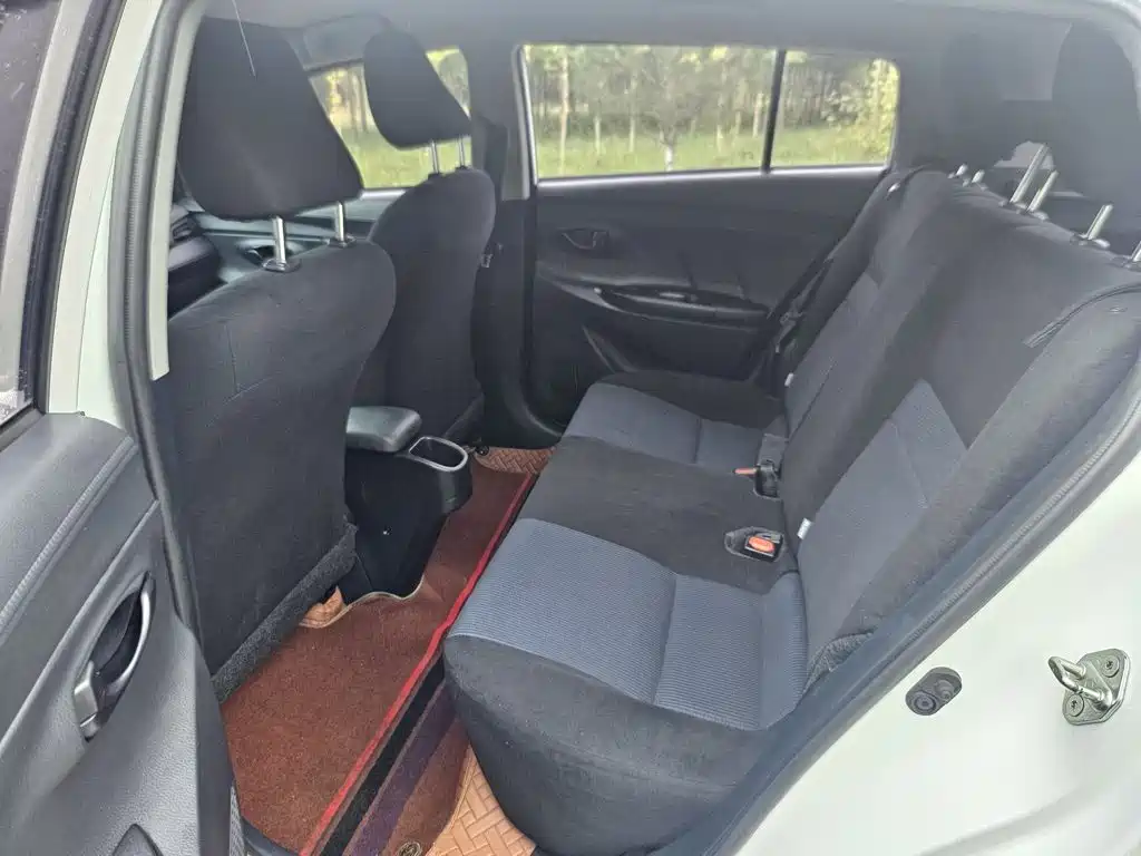 Toyota Yaris L — фото 10