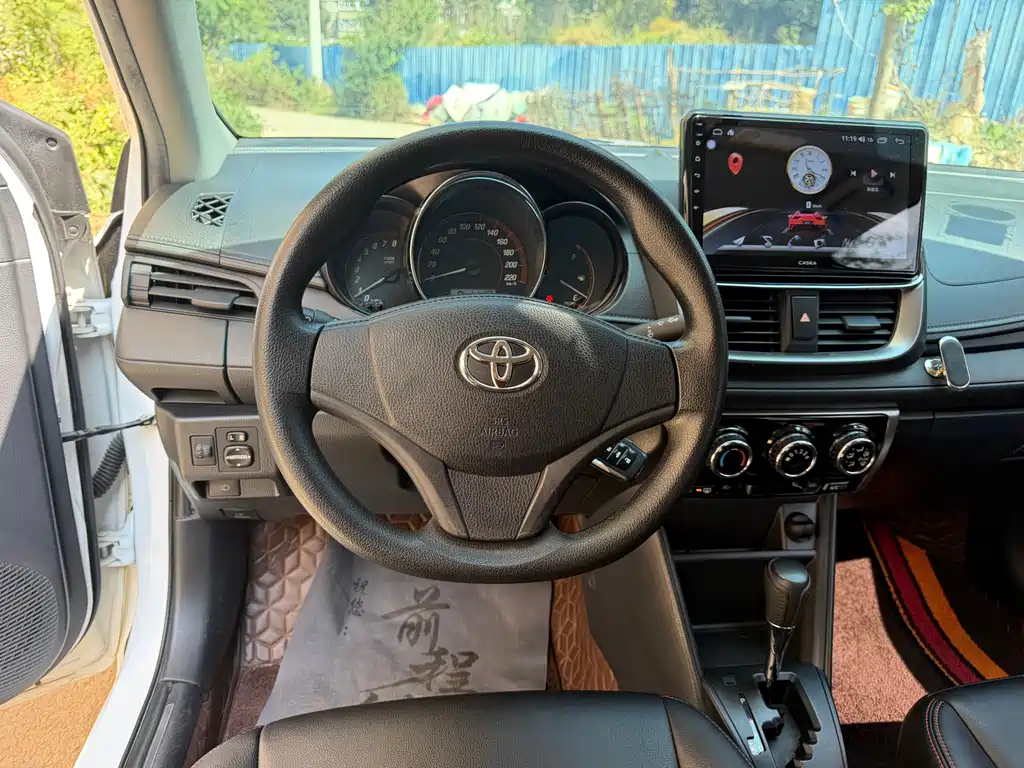 Toyota Yaris L — фото 11