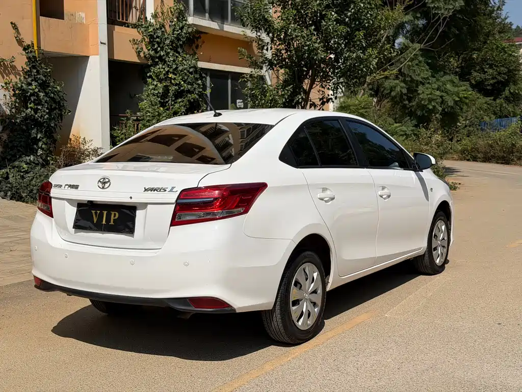 Toyota Yaris L — фото 4