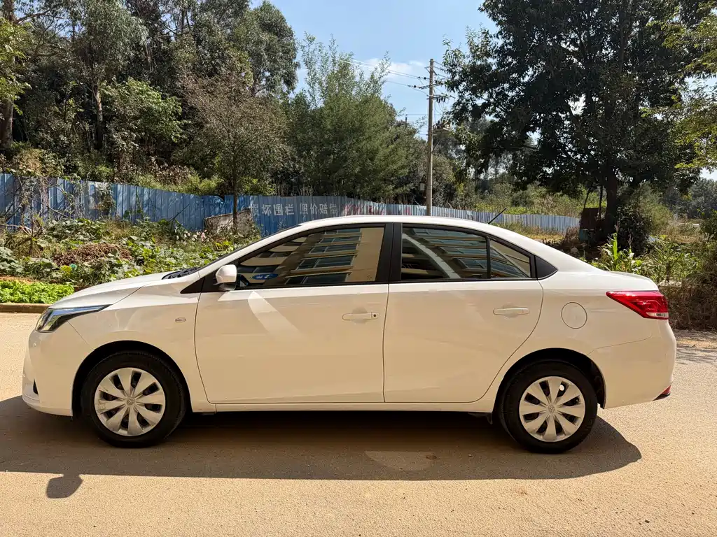 Toyota Yaris L — фото 7