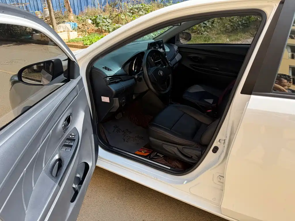 Toyota Yaris L — фото 8