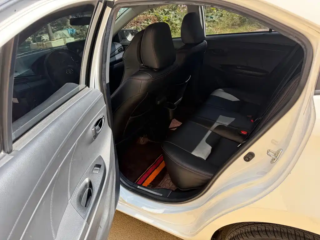 Toyota Yaris L — фото 9