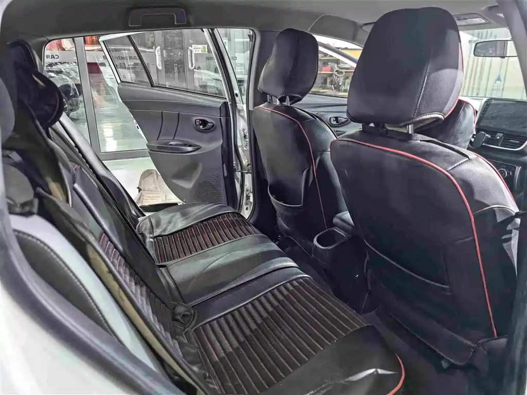 Toyota Yaris L — фото 4