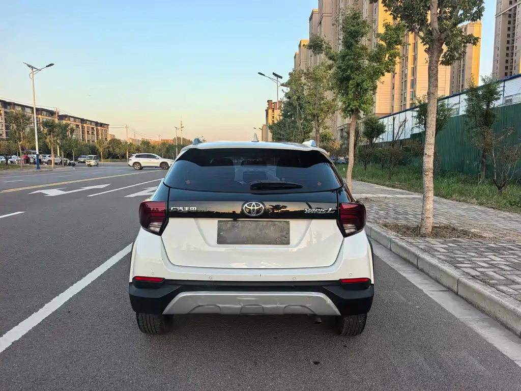 Toyota Yaris L — фото 8