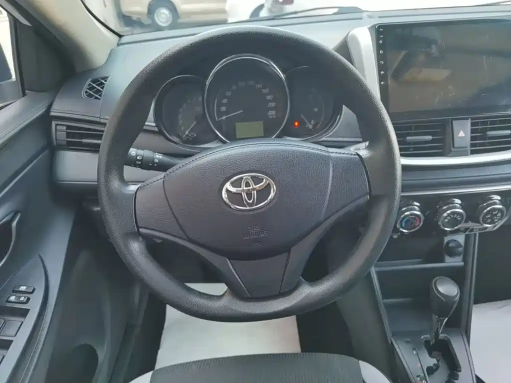 Toyota Yaris L — фото 11