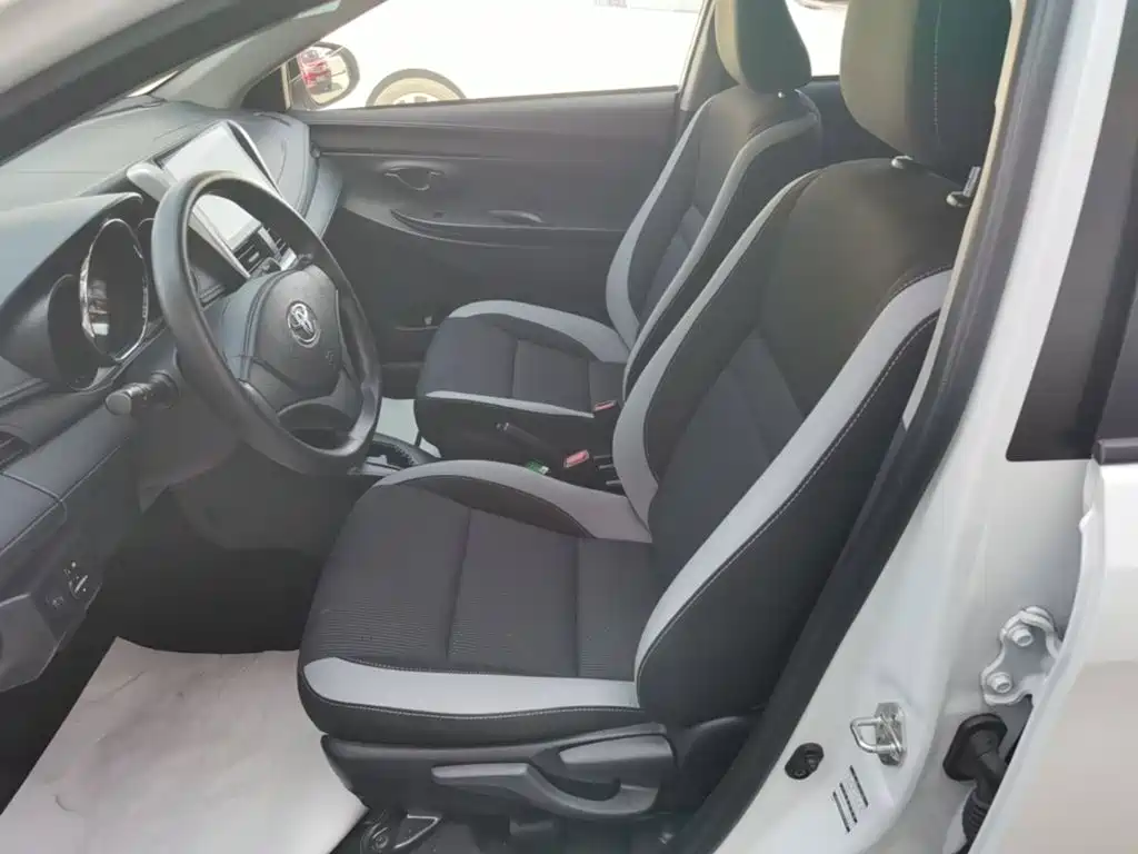 Toyota Yaris L — фото 15