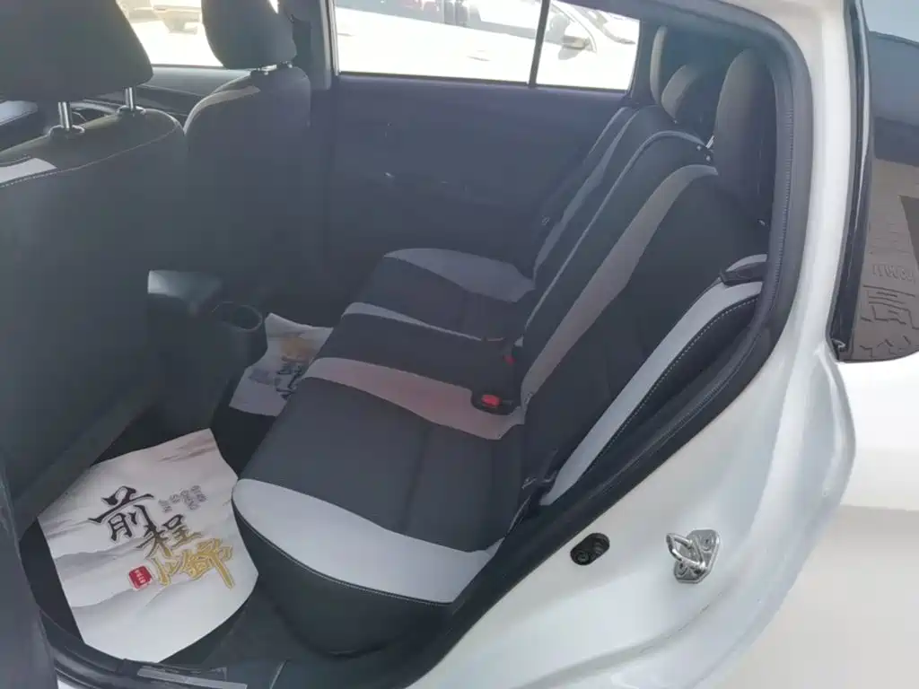 Toyota Yaris L — фото 17