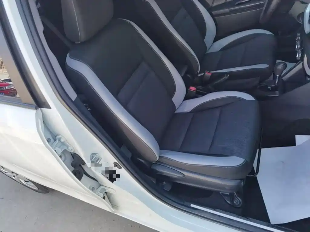 Toyota Yaris L — фото 25