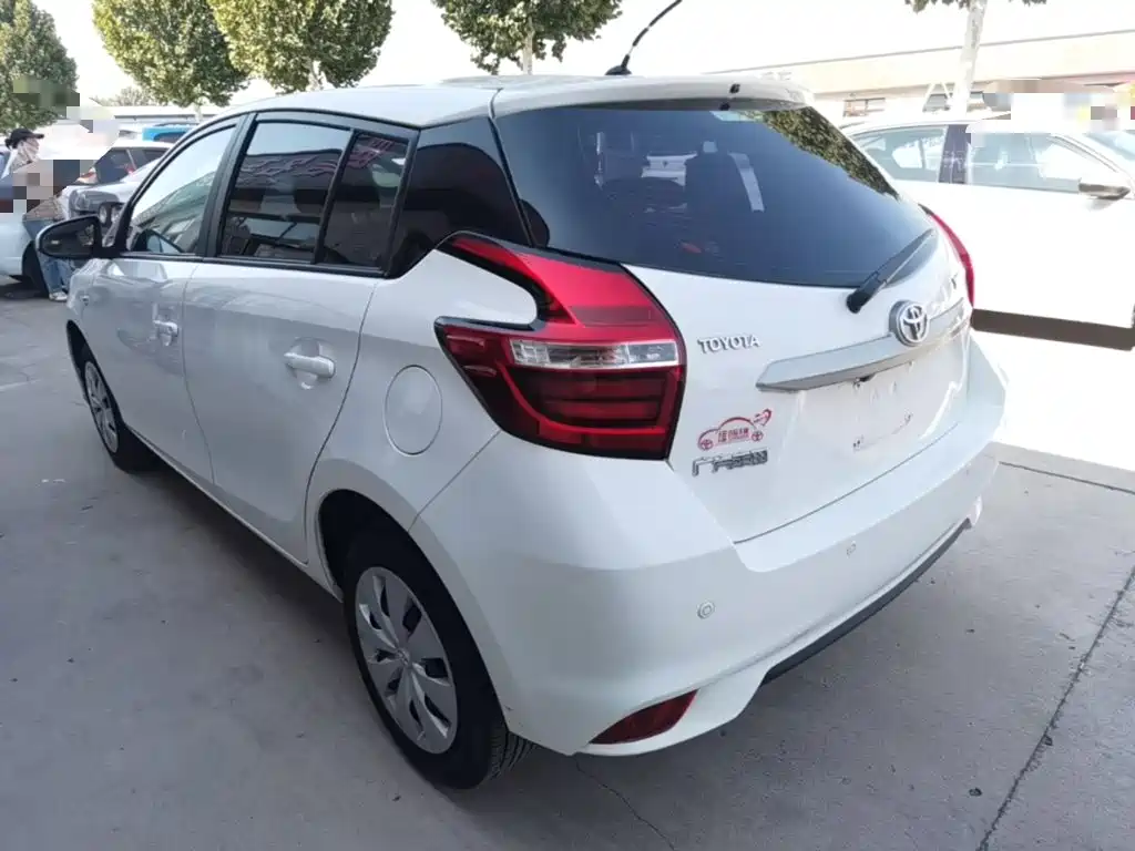 Toyota Yaris L — фото 5