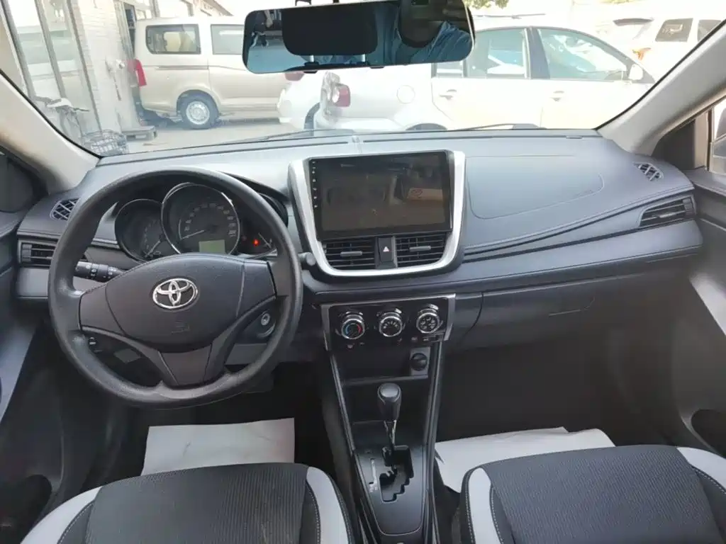 Toyota Yaris L — фото 10