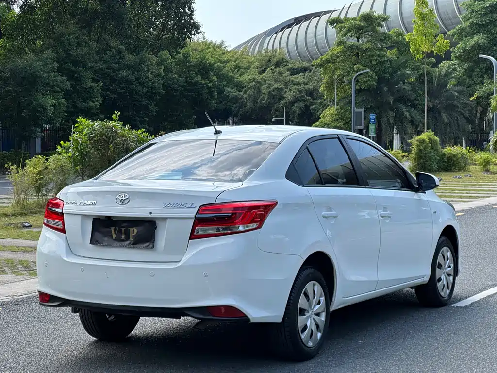 Toyota Yaris L — фото 11