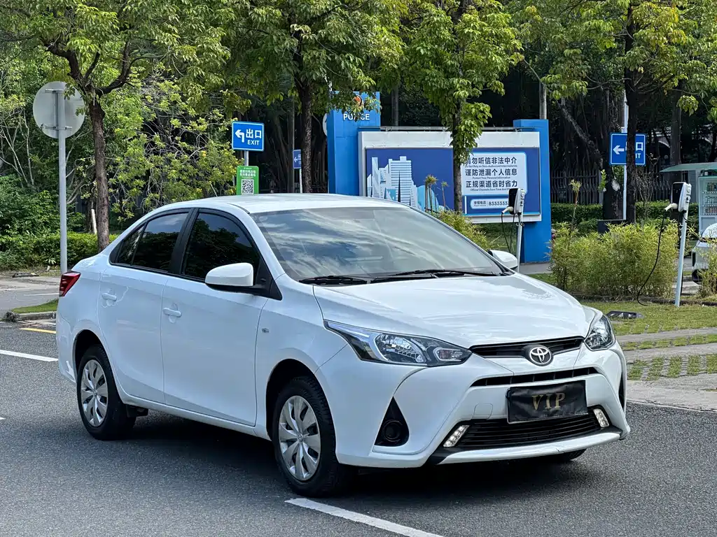 Toyota Yaris L — фото 3