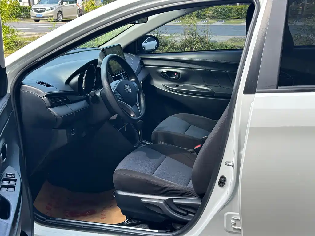 Toyota Yaris L — фото 4