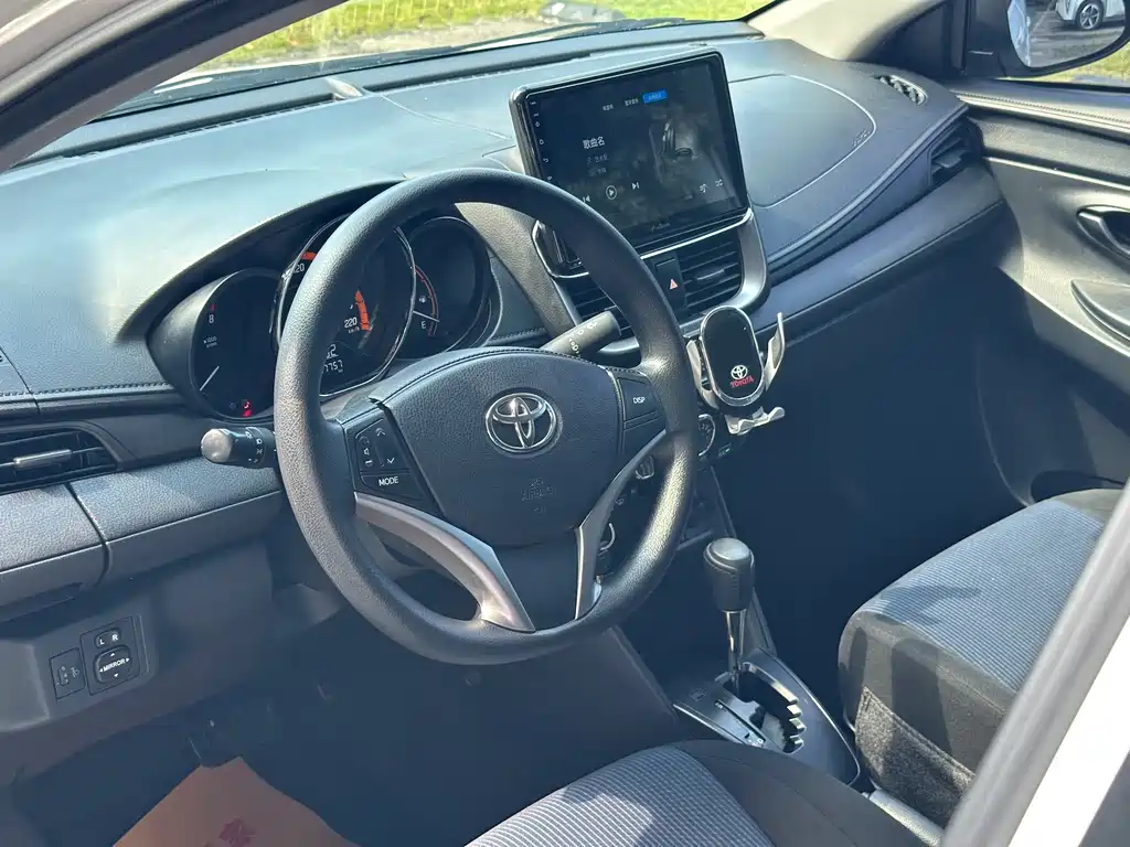Toyota Yaris L — фото 5