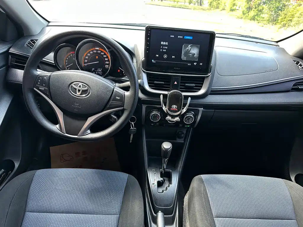 Toyota Yaris L — фото 7