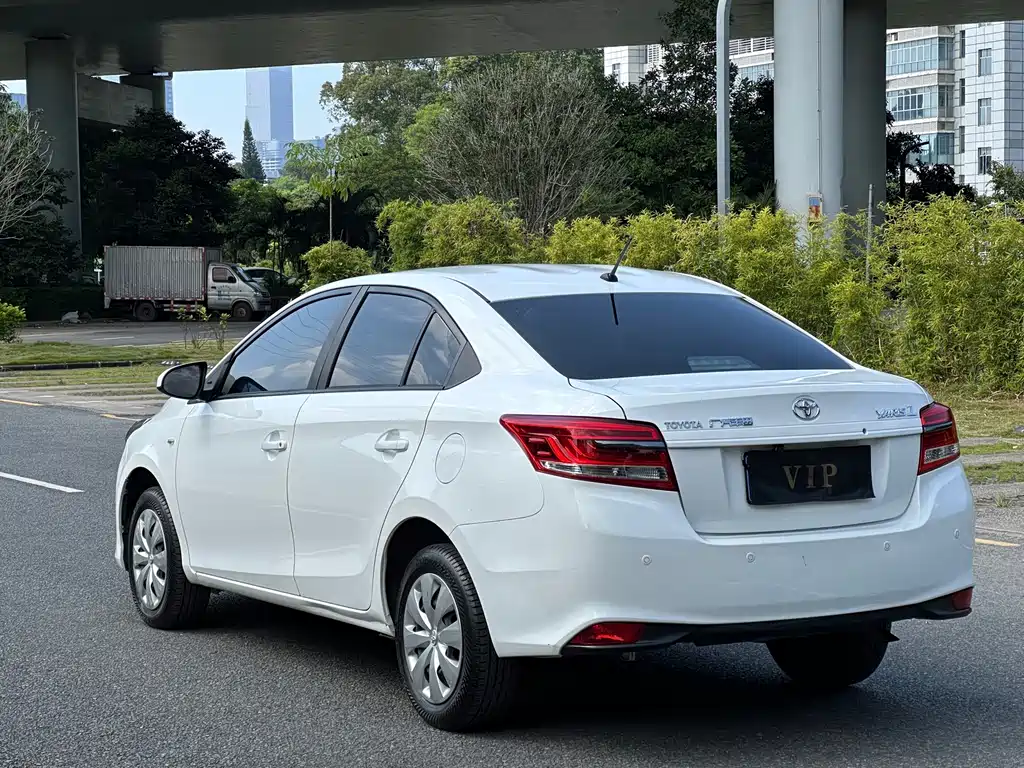 Toyota Yaris L — фото 9