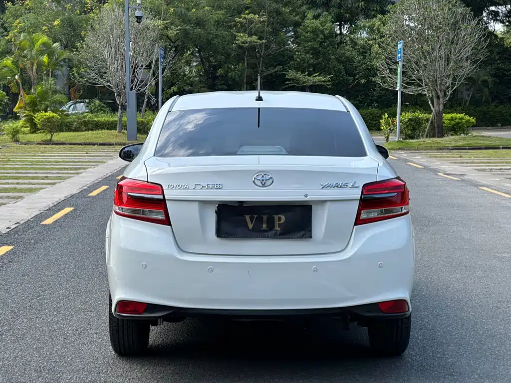Toyota Yaris L — фото 10