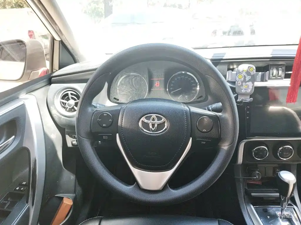 Toyota Corolla — фото 6