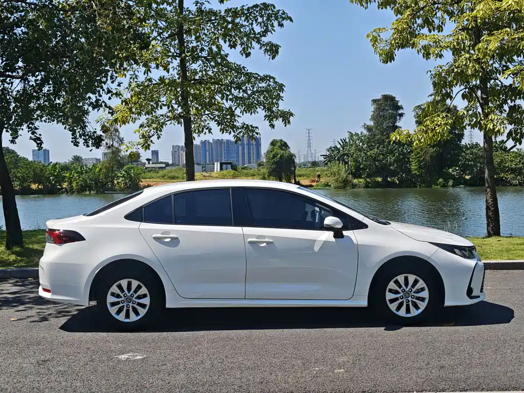 Toyota Corolla — фото 4