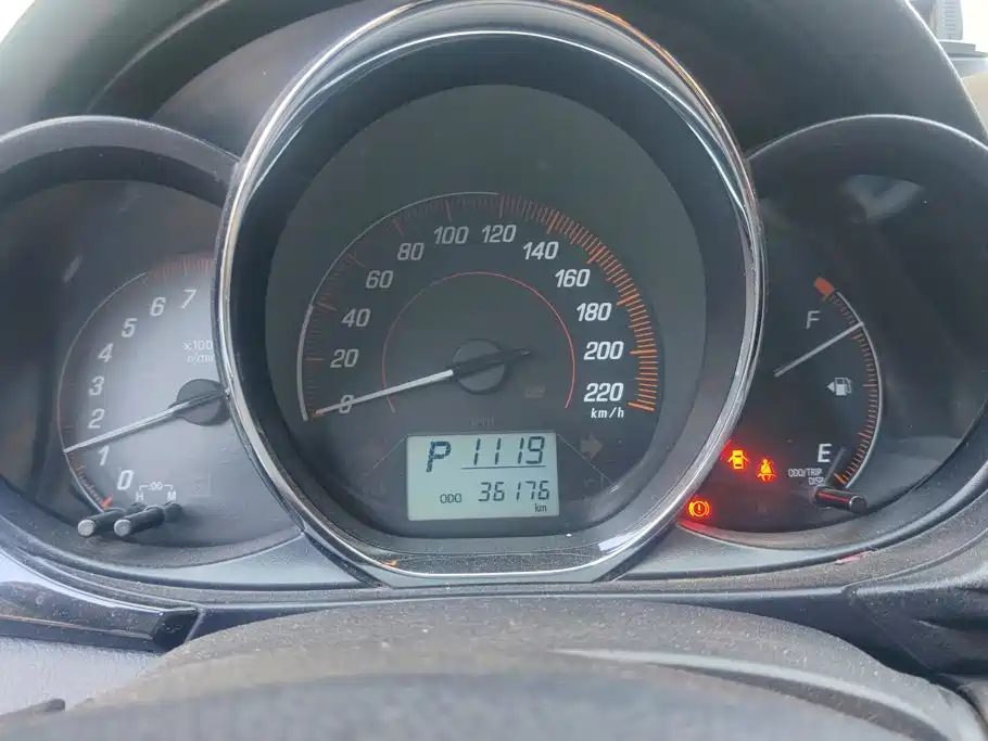 Toyota Yaris L — фото 14