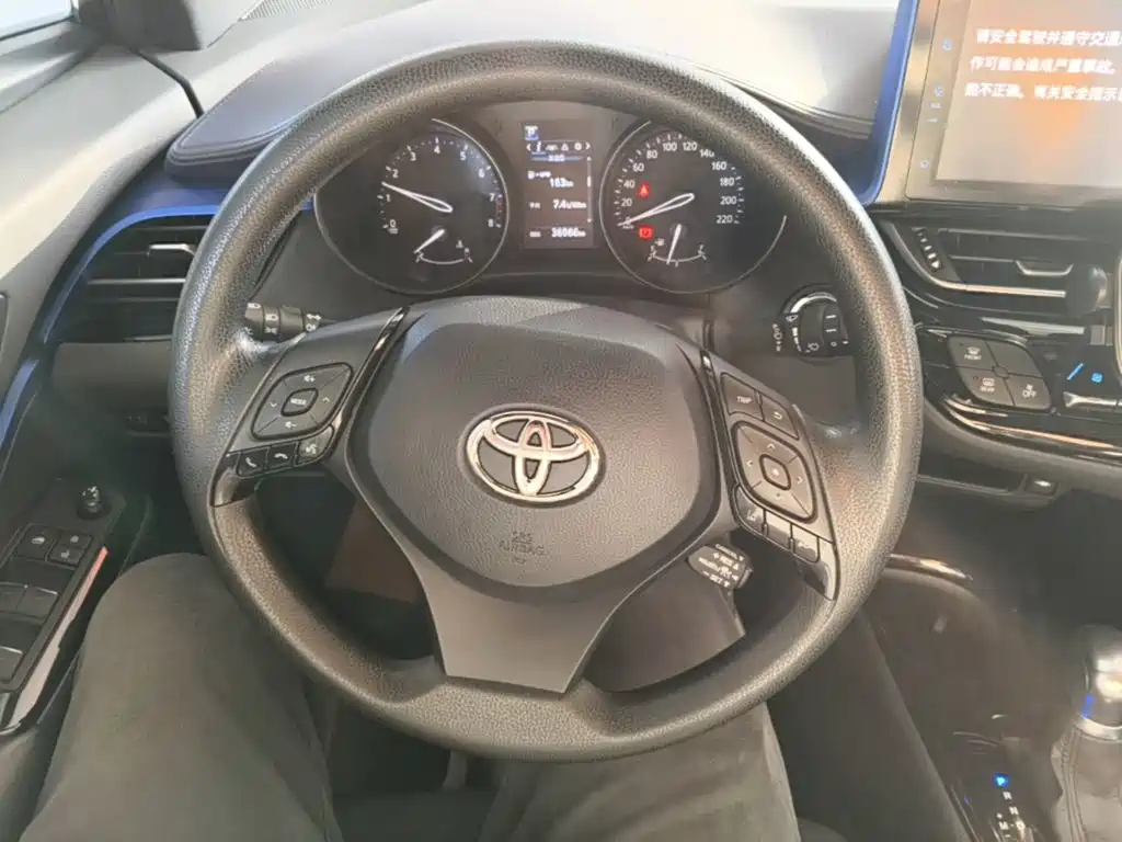 Toyota C-HR — фото 11