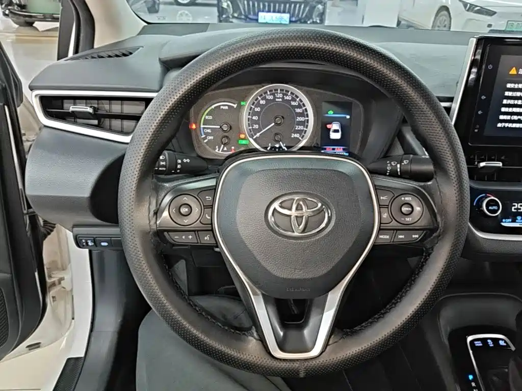 Toyota Corolla — фото 11
