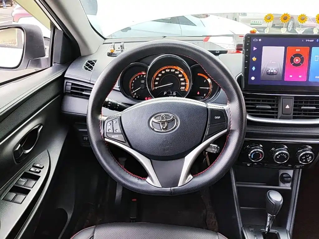 Toyota Yaris L — фото 11